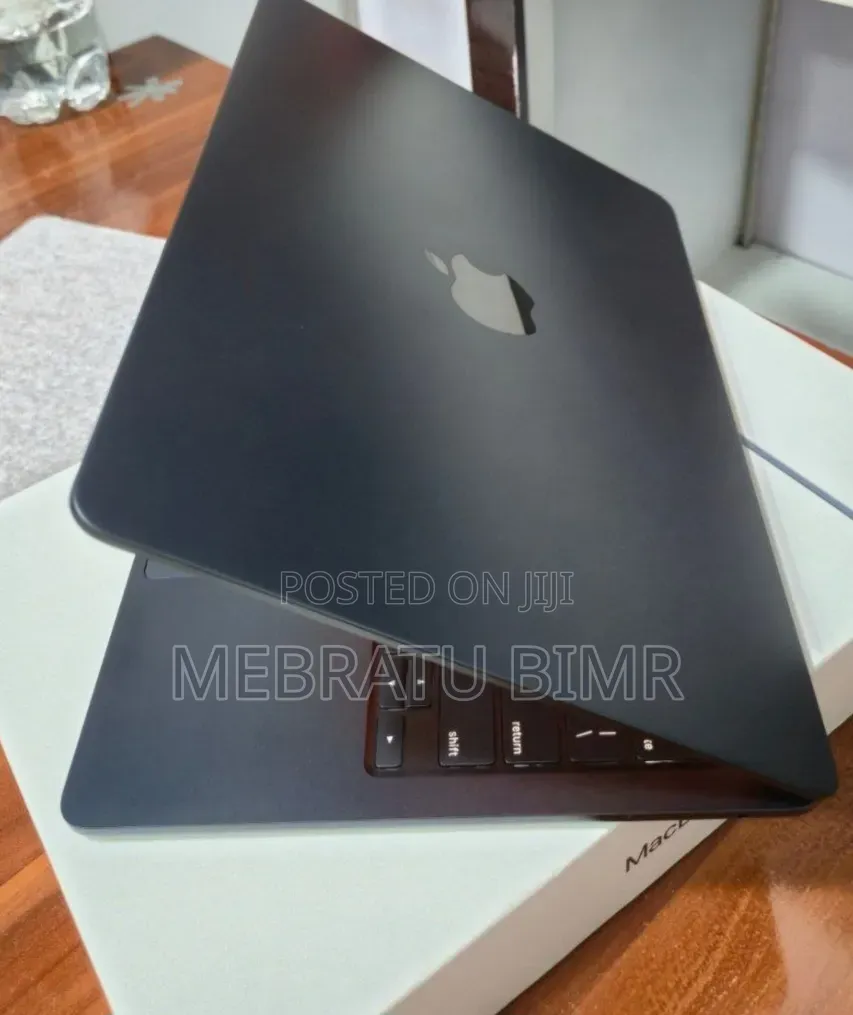 New Laptop Apple MacBook Air 2022 M2 8GB Apple M2 SSD 256GB