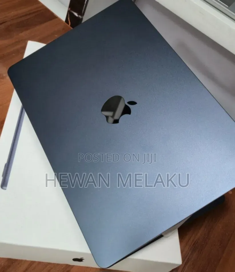 New Laptop Apple MacBook Air 2022 M2 8GB Apple M2 SSD 256GB