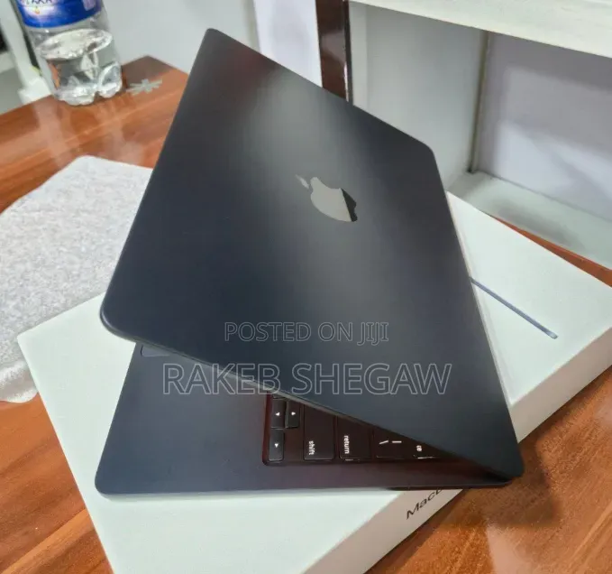 New Laptop Apple MacBook Air 2022 M2 8GB Apple M2 SSD 256GB