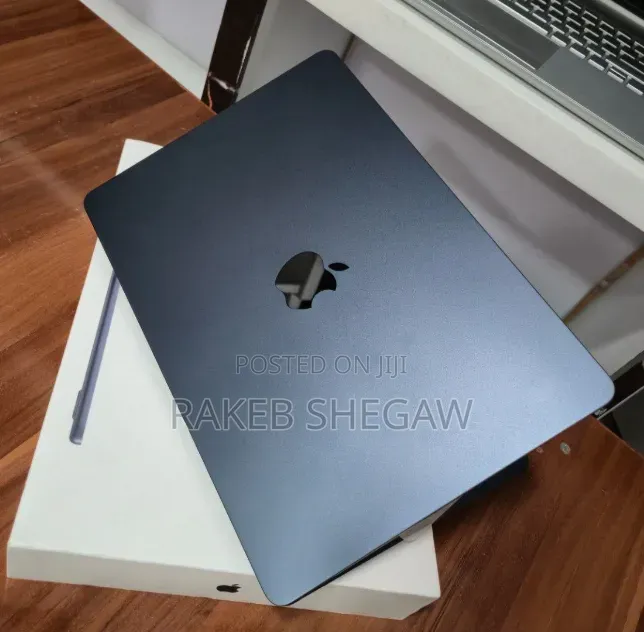 New Laptop Apple MacBook Air 2022 M2 8GB Apple M2 SSD 256GB