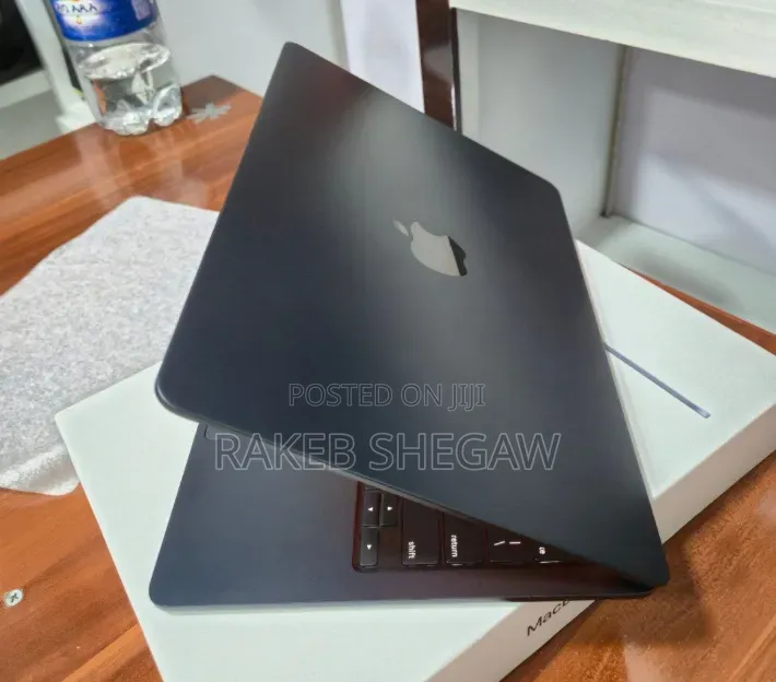 New Laptop Apple MacBook Air 2022 M2 8GB Apple M2 SSD 256GB