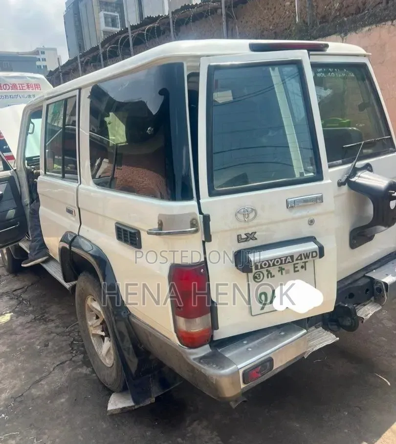 Toyota Land Cruiser 2017 White