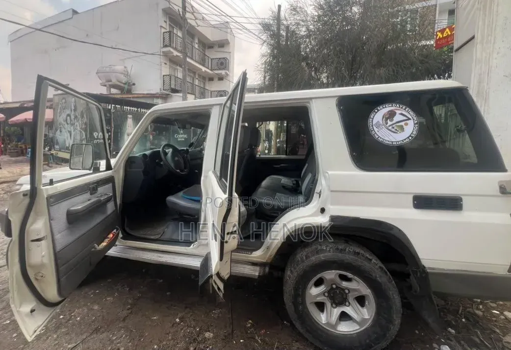 Toyota Land Cruiser 2017 White