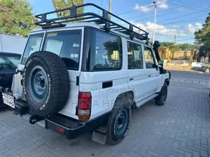 Toyota Land Cruiser 2017 White