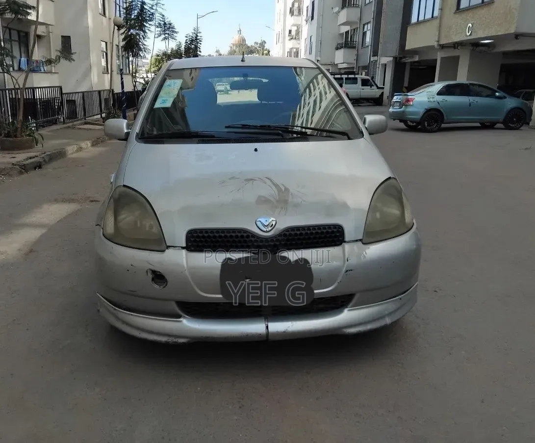 Toyota Vitz 2001 Silver
