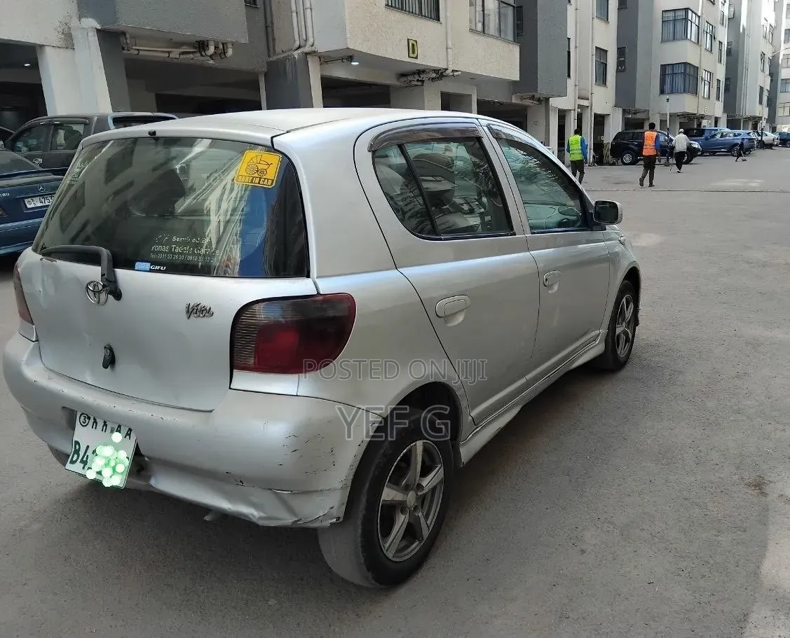 Toyota Vitz 2001 Silver
