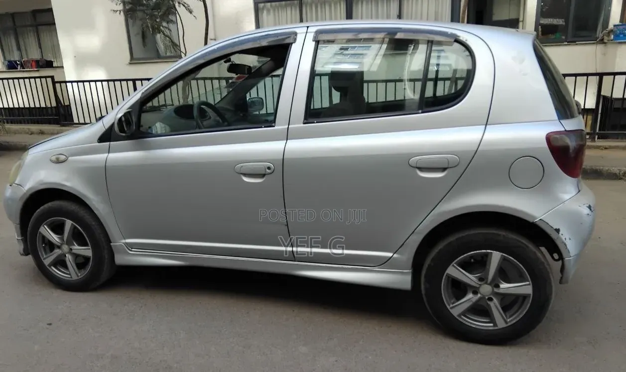 Toyota Vitz 2001 Silver
