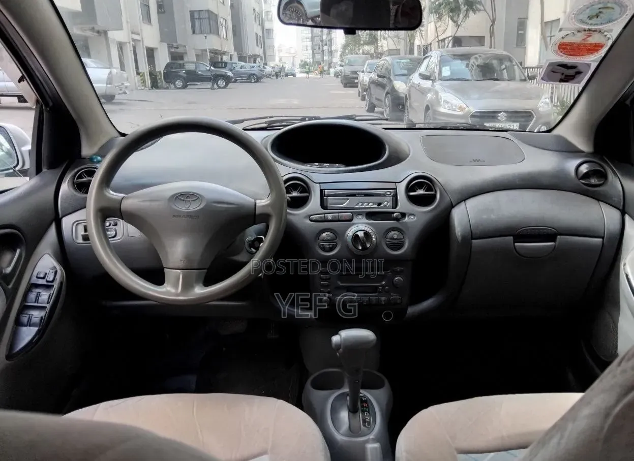 Toyota Vitz 2001 Silver