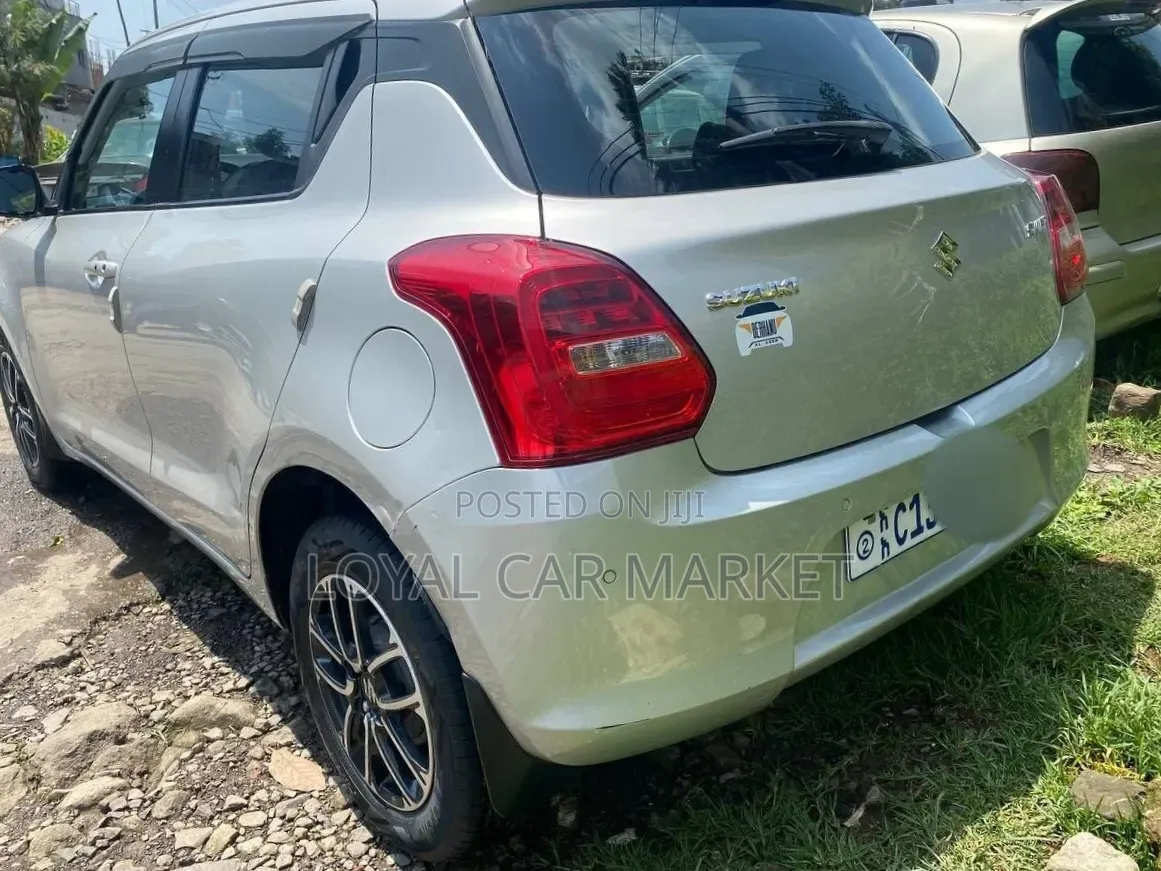 Suzuki Swift 2022 Silver