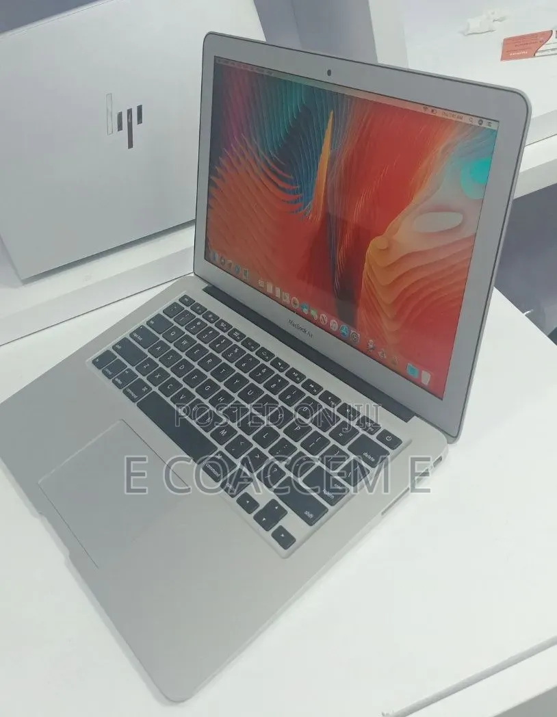 New Laptop Apple MacBook 8GB Intel Core i5 SSD 256GB