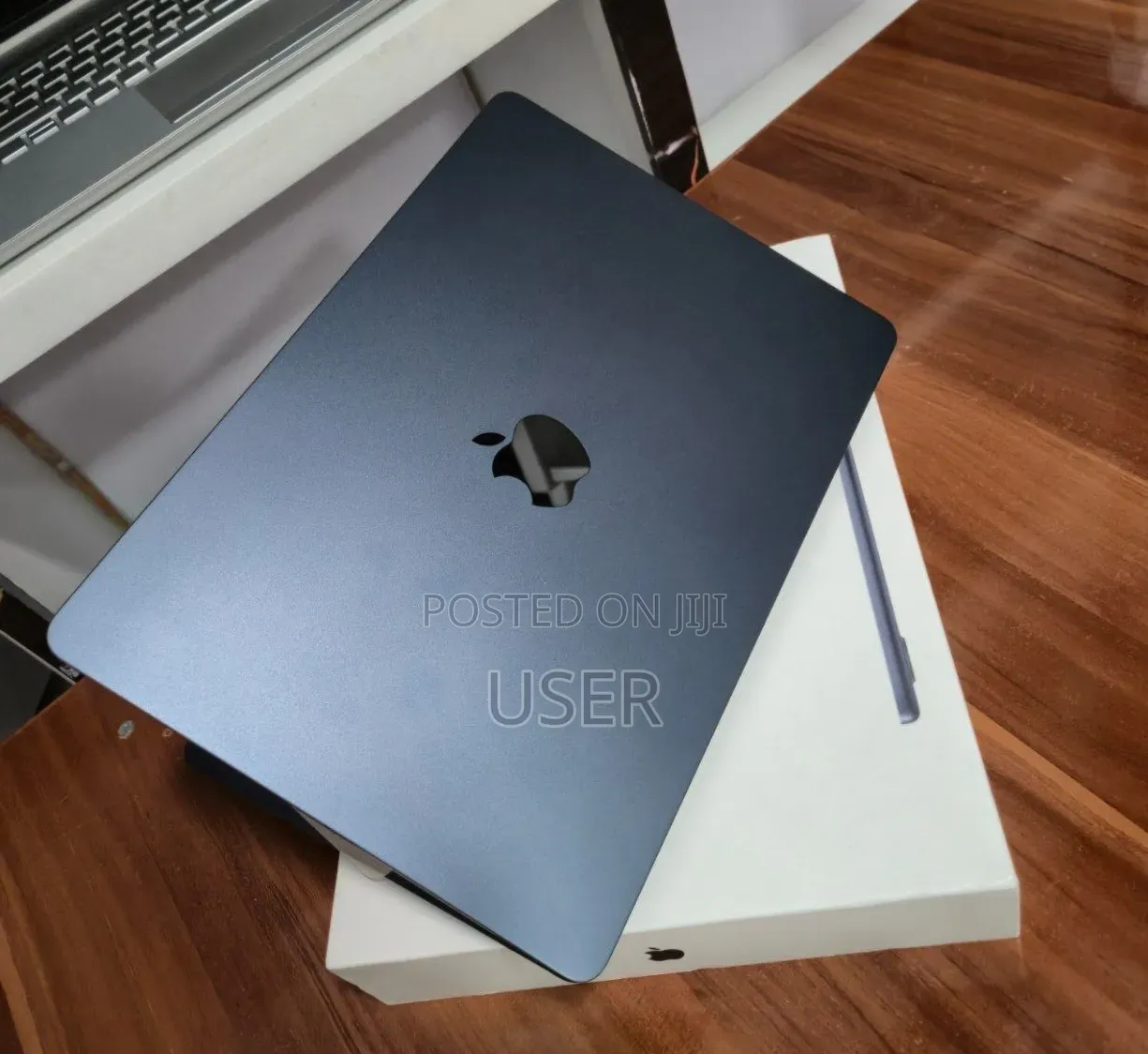 New Laptop Apple MacBook Air 2022 M2 8GB Intel Core i9 SSD 256GB