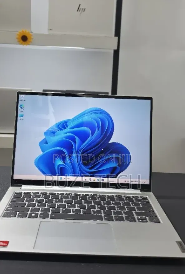 New Laptop Lenovo 16GB AMD Ryzen 7 SSD 512GB
