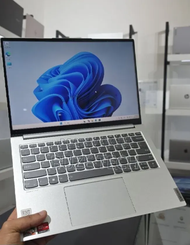 New Laptop Lenovo 16GB AMD Ryzen 7 SSD 512GB