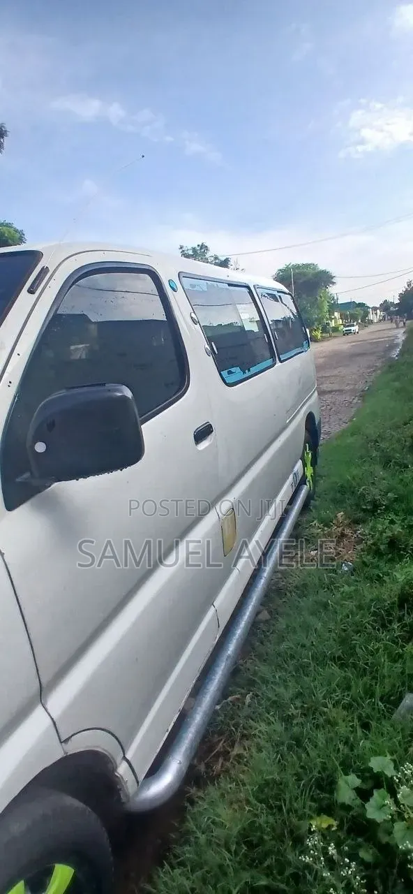 Toyota HiAce 2006 White