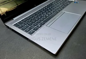 New Laptop HP ZBook Firefly G8 16GB Intel Core i5 SSD 512GB