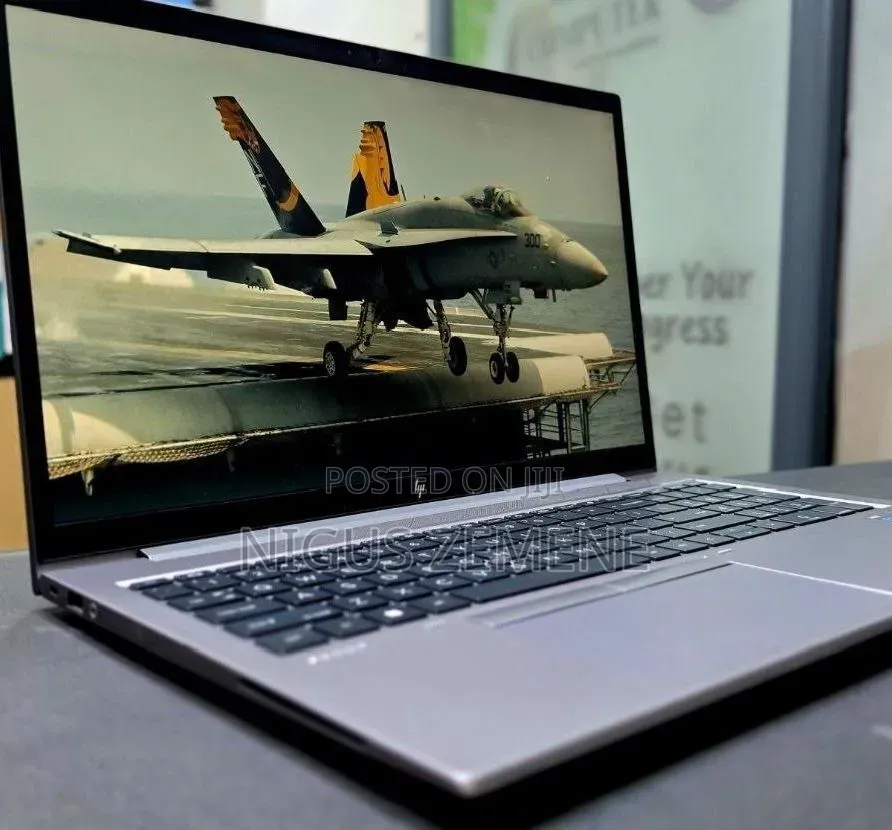 New Laptop HP ZBook Firefly G8 16GB Intel Core i5 SSD 512GB