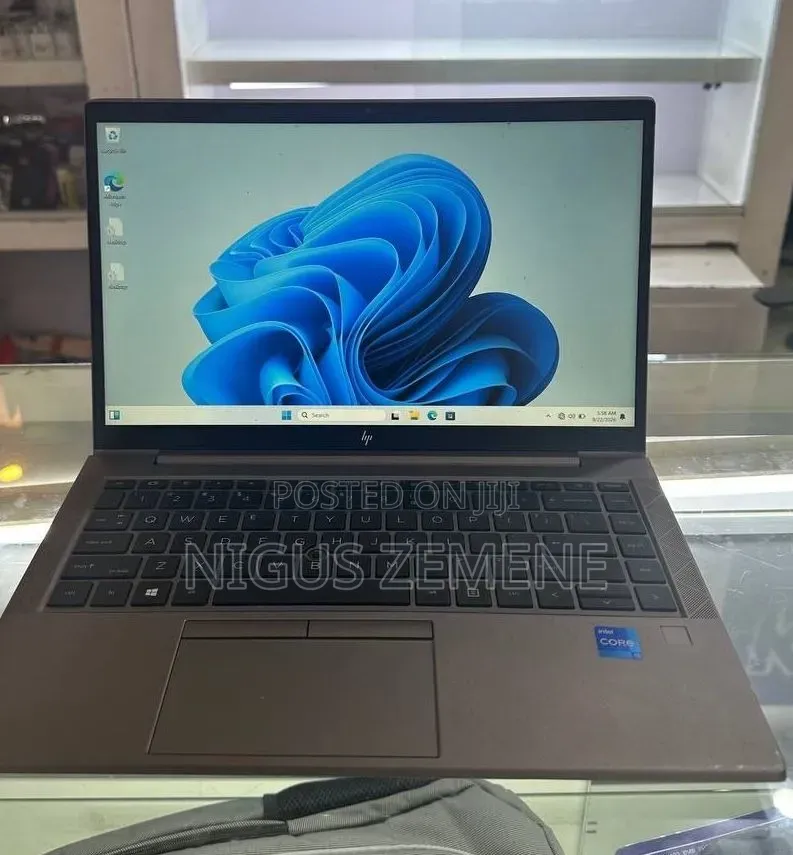 New Laptop HP ZBook Firefly G8 16GB Intel Core i5 SSD 512GB