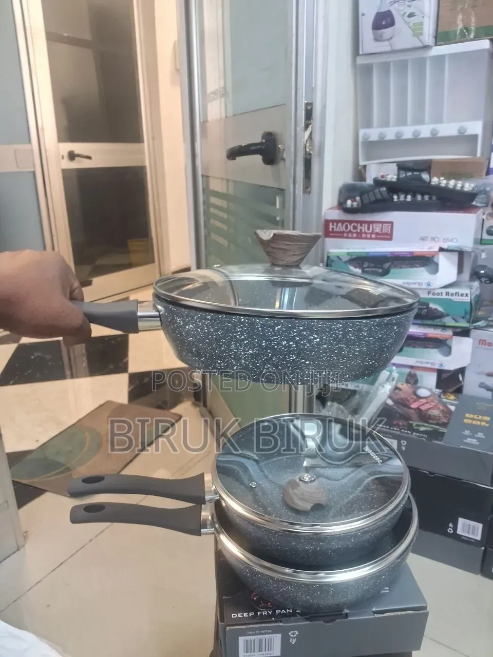 Momcoc ባለ ክዳን መጥበሻ