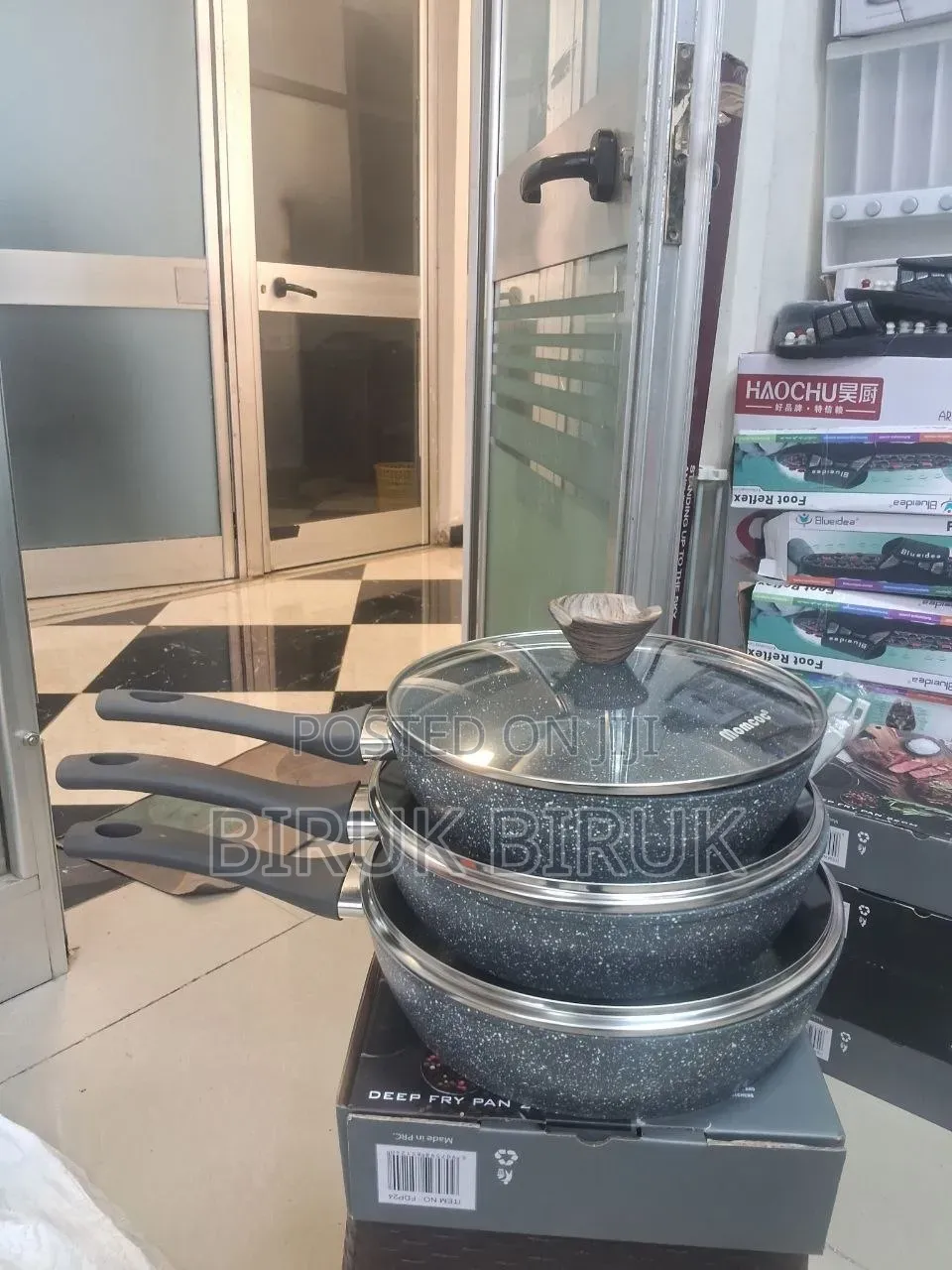 Momcoc ባለ ክዳን መጥበሻ