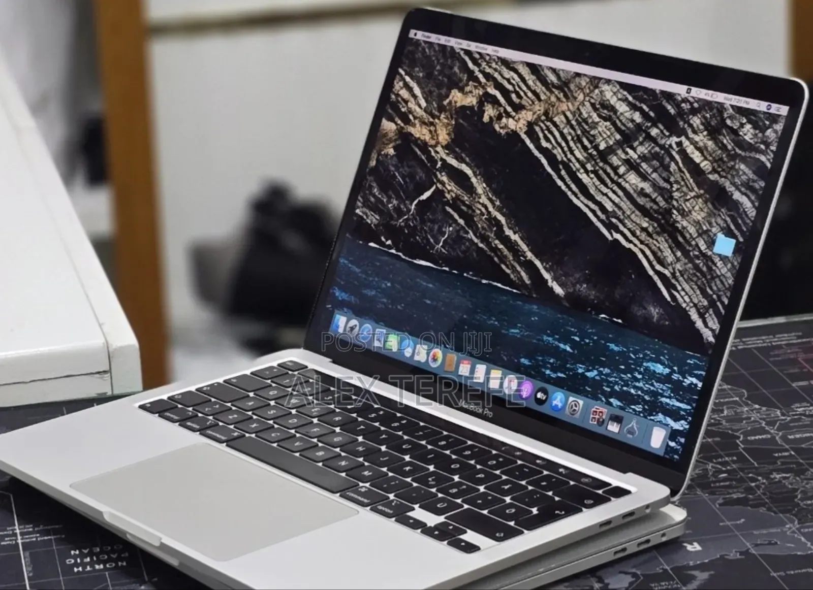 New Laptop Apple MacBook 2020 16GB Intel Core i7 SSD 512GB