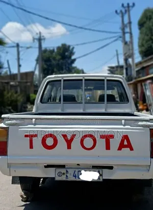 Toyota Hilux 2200 4x4 1986 White