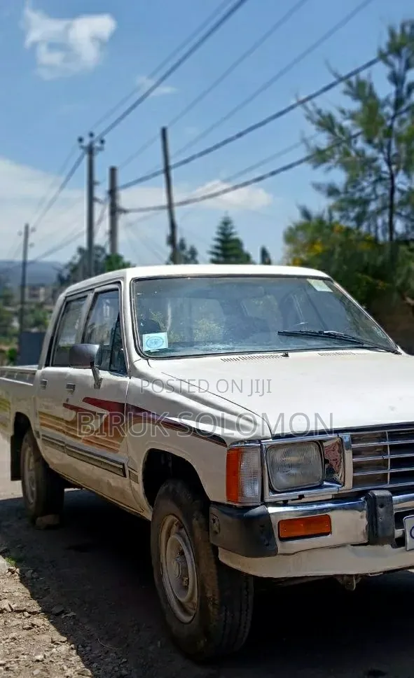 Toyota Hilux 2200 4x4 1986 White