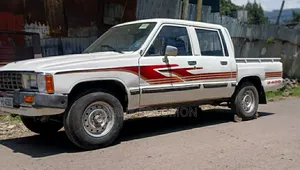 Toyota Hilux 2200 4x4 1986 White