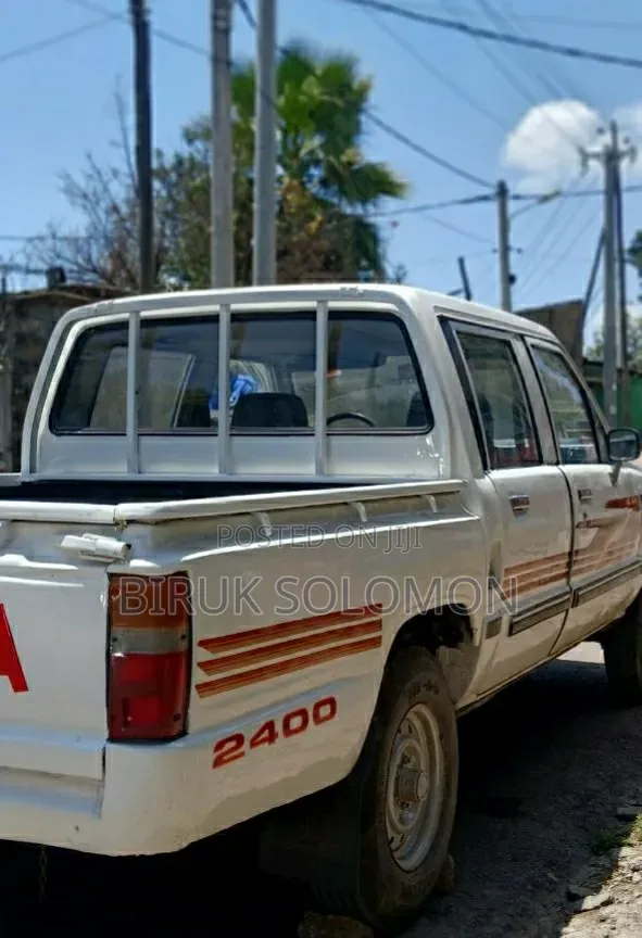Toyota Hilux 2200 4x4 1986 White