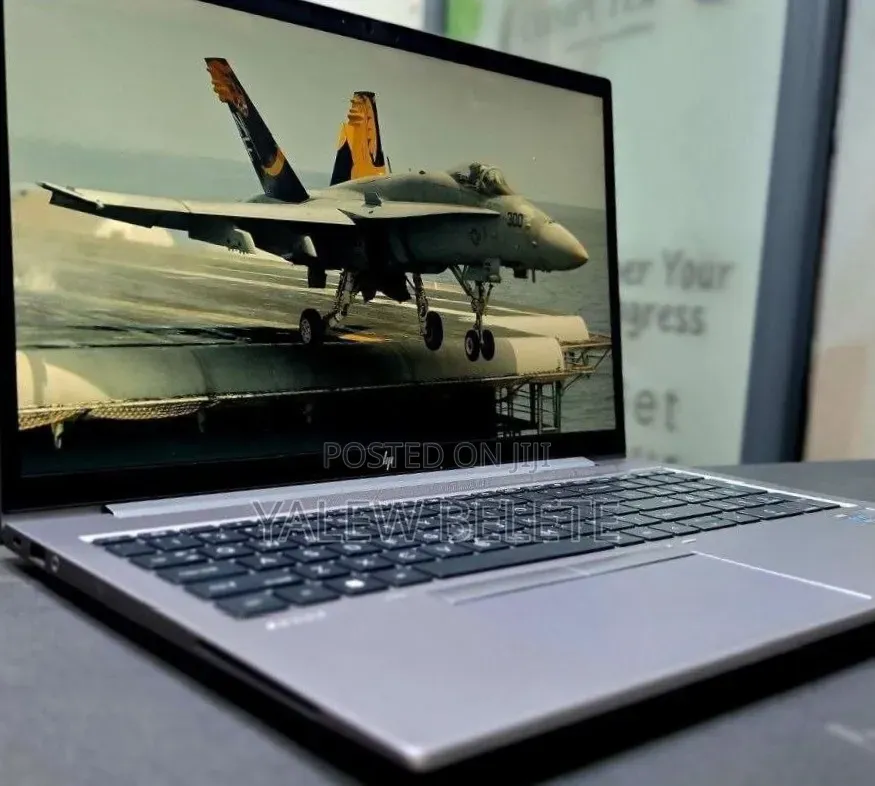 New Laptop HP ZBook Firefly G8 16GB Intel Core i5 SSD 512GB