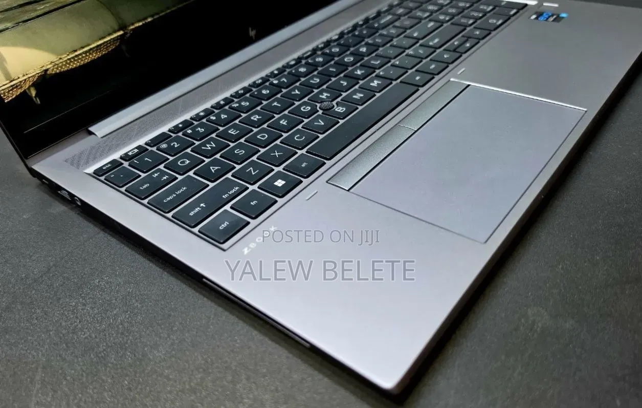 New Laptop HP ZBook Firefly G8 16GB Intel Core i5 SSD 512GB