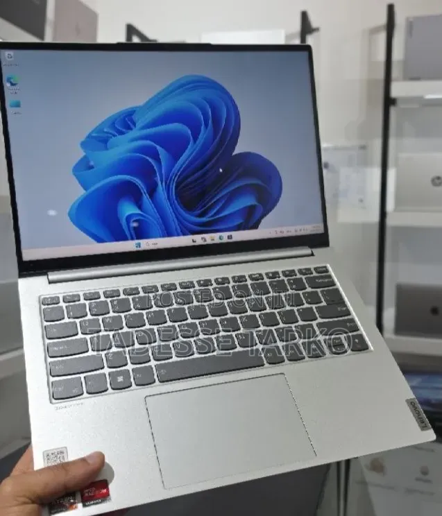 New Laptop Lenovo 16GB AMD Ryzen 7 SSD 512GB