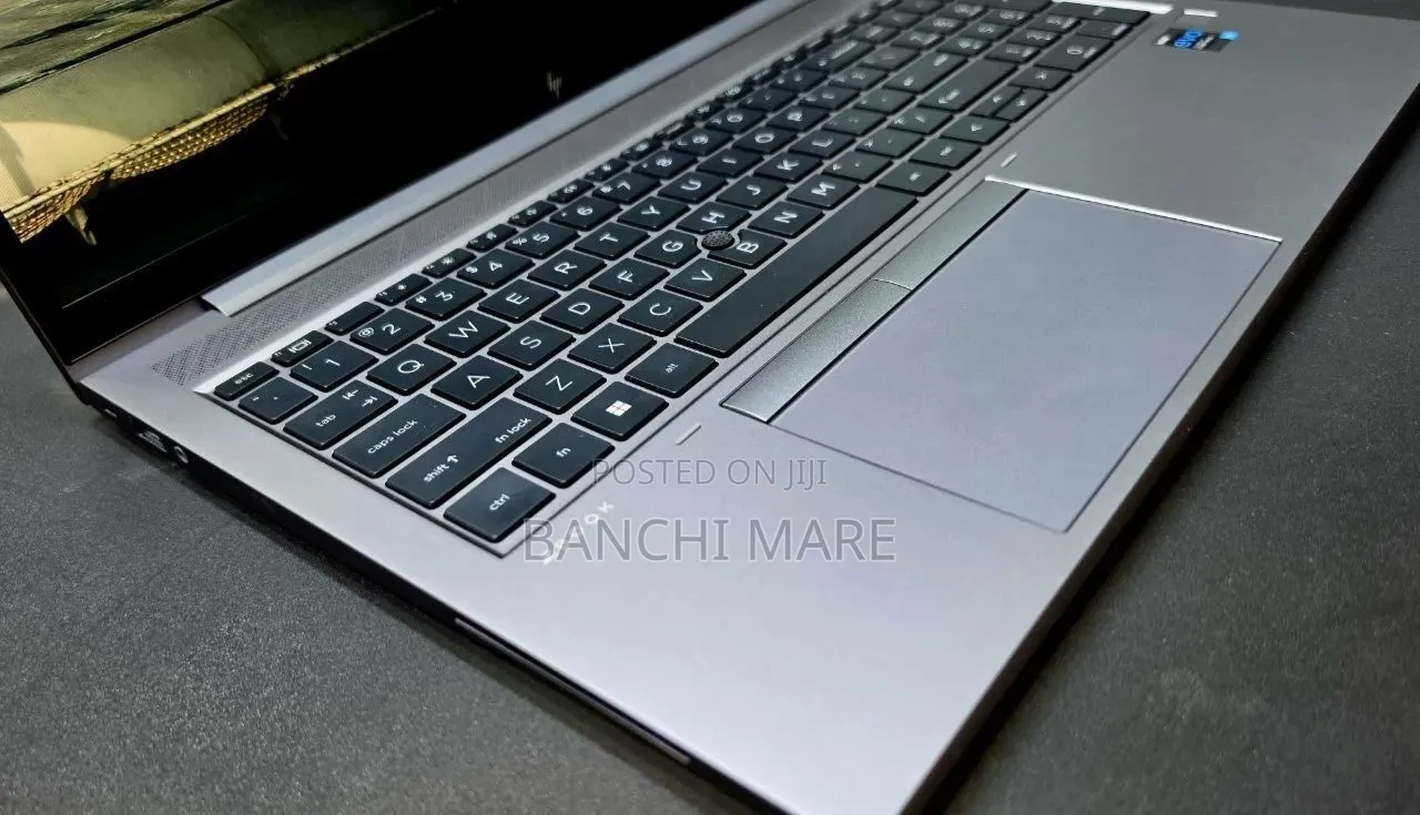 New Laptop HP ZBook Firefly G8 16GB Intel Core i5 SSD 512GB