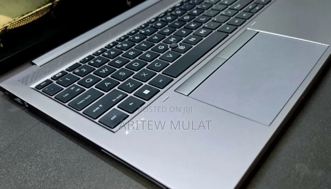 New Laptop HP ZBook Firefly G8 16GB Intel Core i5 SSD 512GB