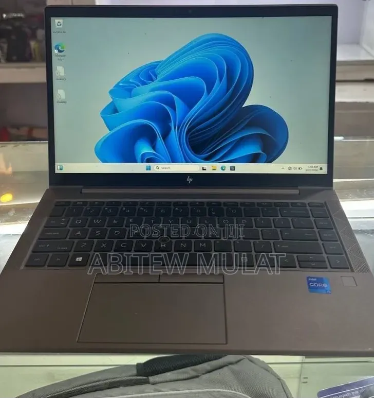 New Laptop HP ZBook Firefly G8 16GB Intel Core i5 SSD 512GB