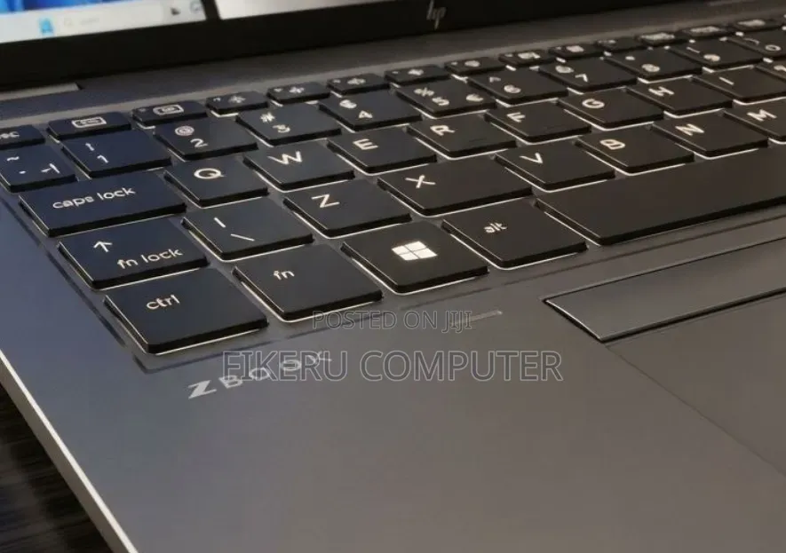 New Laptop HP ZBook Firefly G8 16GB Intel Core i7 SSD 512GB