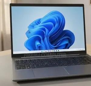 New Laptop HP ZBook Firefly G8 16GB Intel Core i7 SSD 512GB