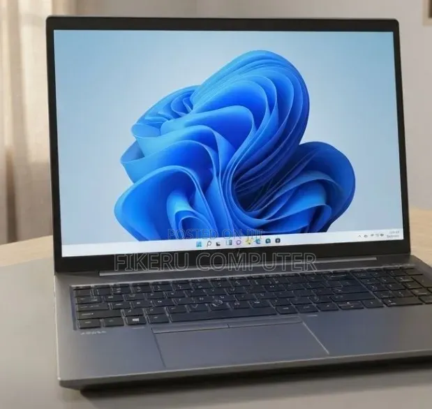 New Laptop HP ZBook Firefly G8 16GB Intel Core i7 SSD 512GB