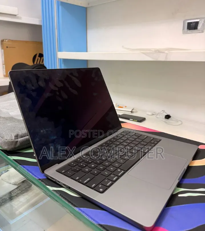 New Laptop Apple MacBook Pro 2023 M3 8GB Apple M3 SSD 512GB