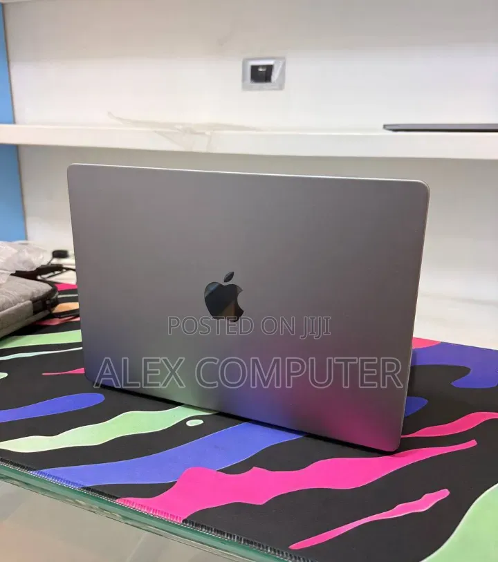 New Laptop Apple MacBook Pro 2023 M3 8GB Apple M3 SSD 512GB