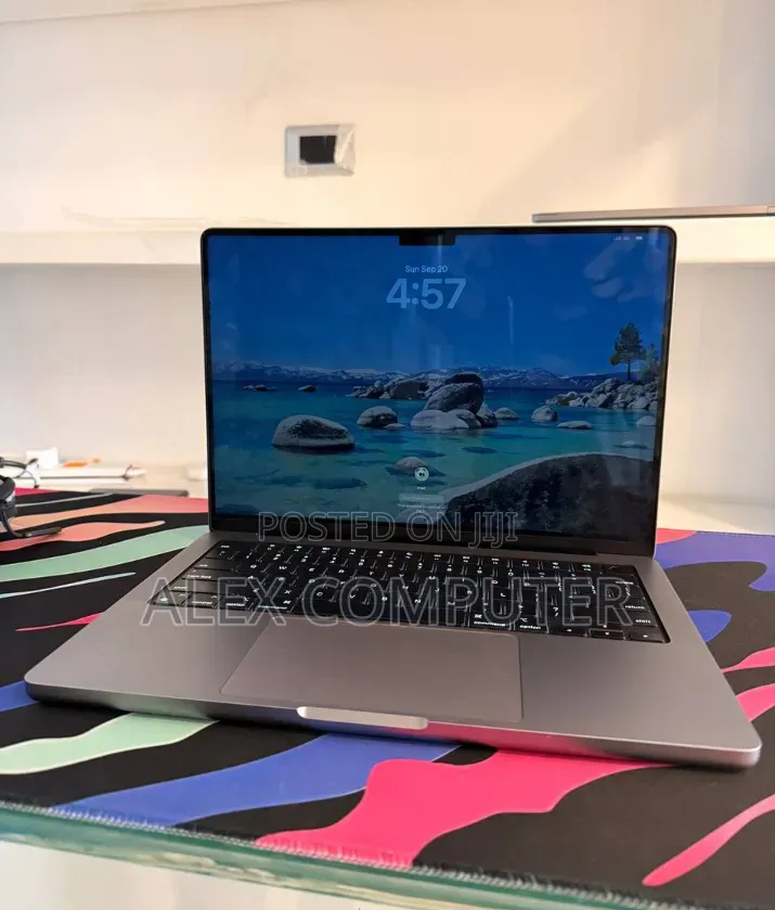New Laptop Apple MacBook Pro 2023 M3 8GB Apple M3 SSD 512GB