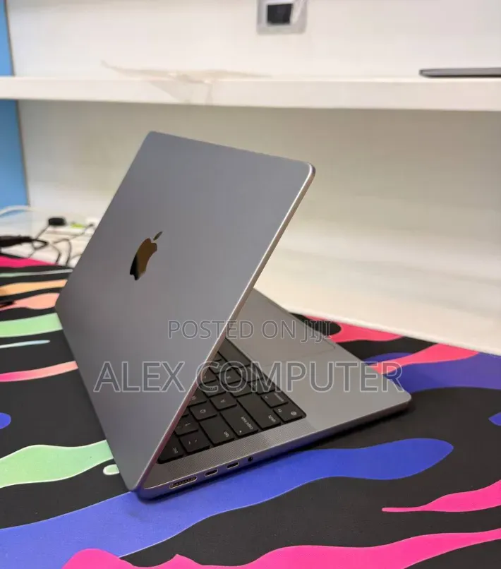 New Laptop Apple MacBook Pro 2023 M3 8GB Apple M3 SSD 512GB