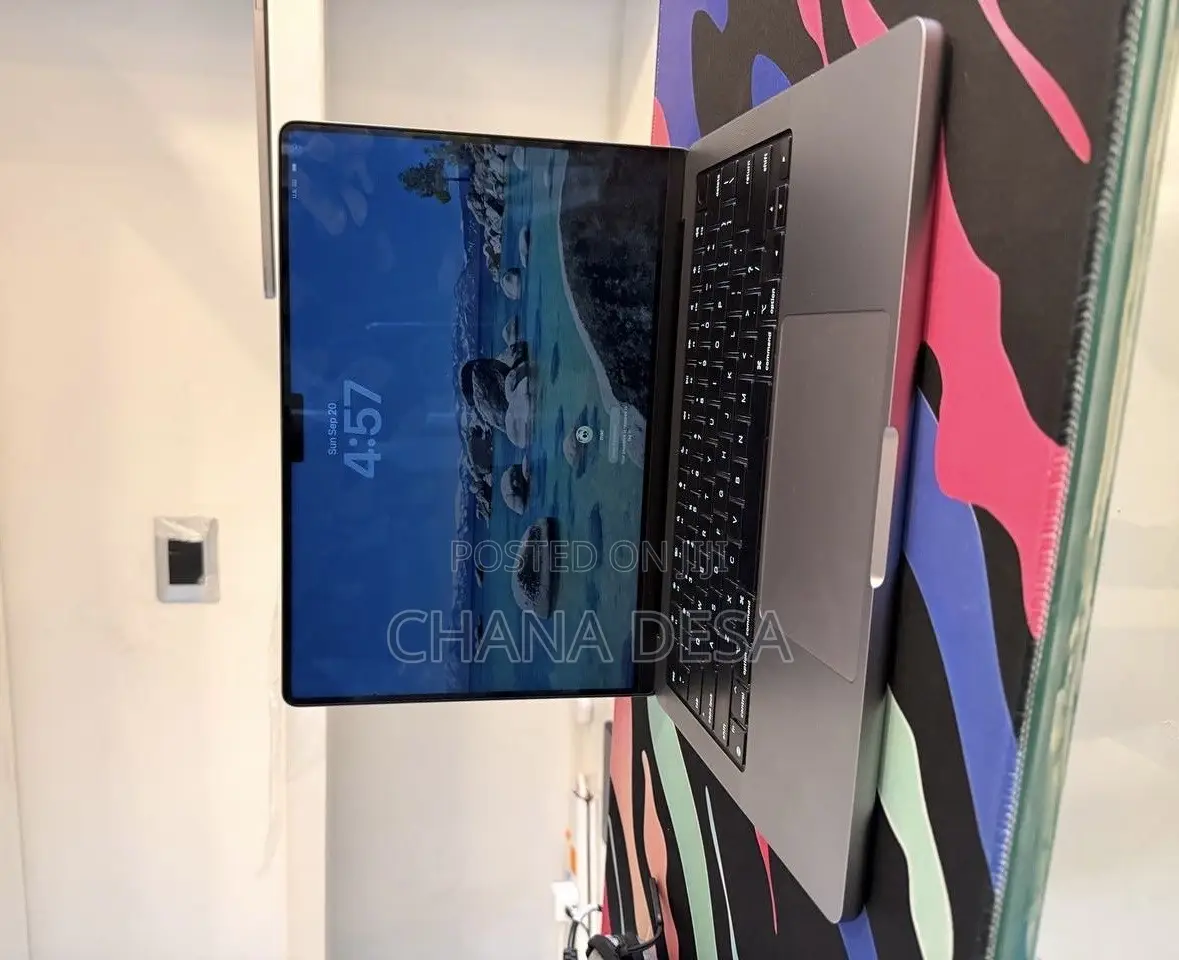 New Laptop Apple MacBook Pro 2023 M3 Pro 8GB Apple M3 Pro SSD 512GB