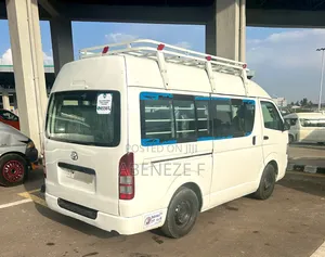 Toyota Grand HiAce 2002 White