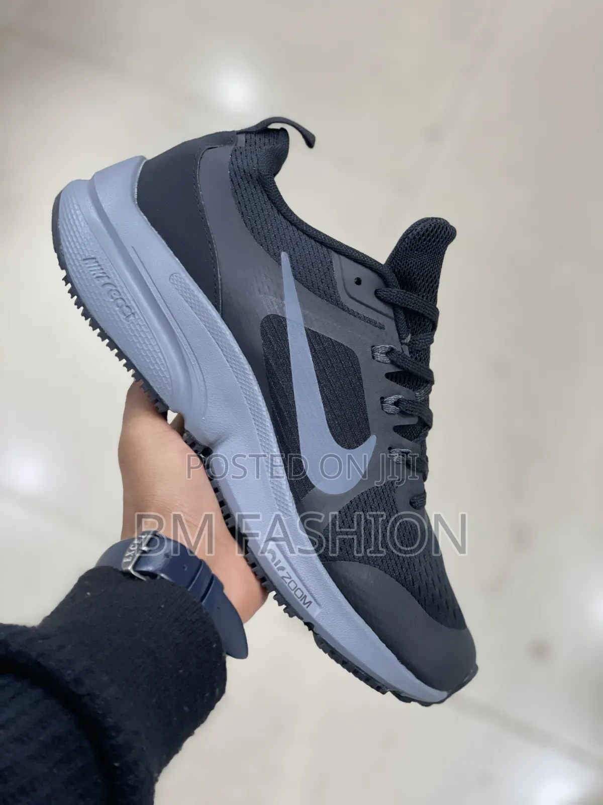 Nike Black Mesh Trainers With Gray Sole for Active Men