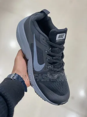 Nike Black Mesh Trainers With Gray Sole for Active Men