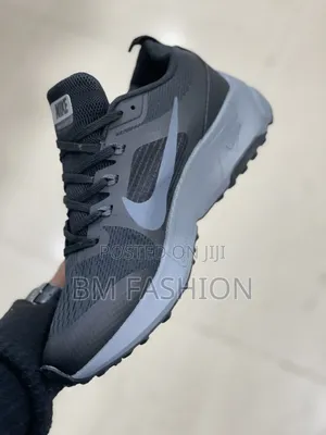 Nike Black Mesh Trainers With Gray Sole for Active Men
