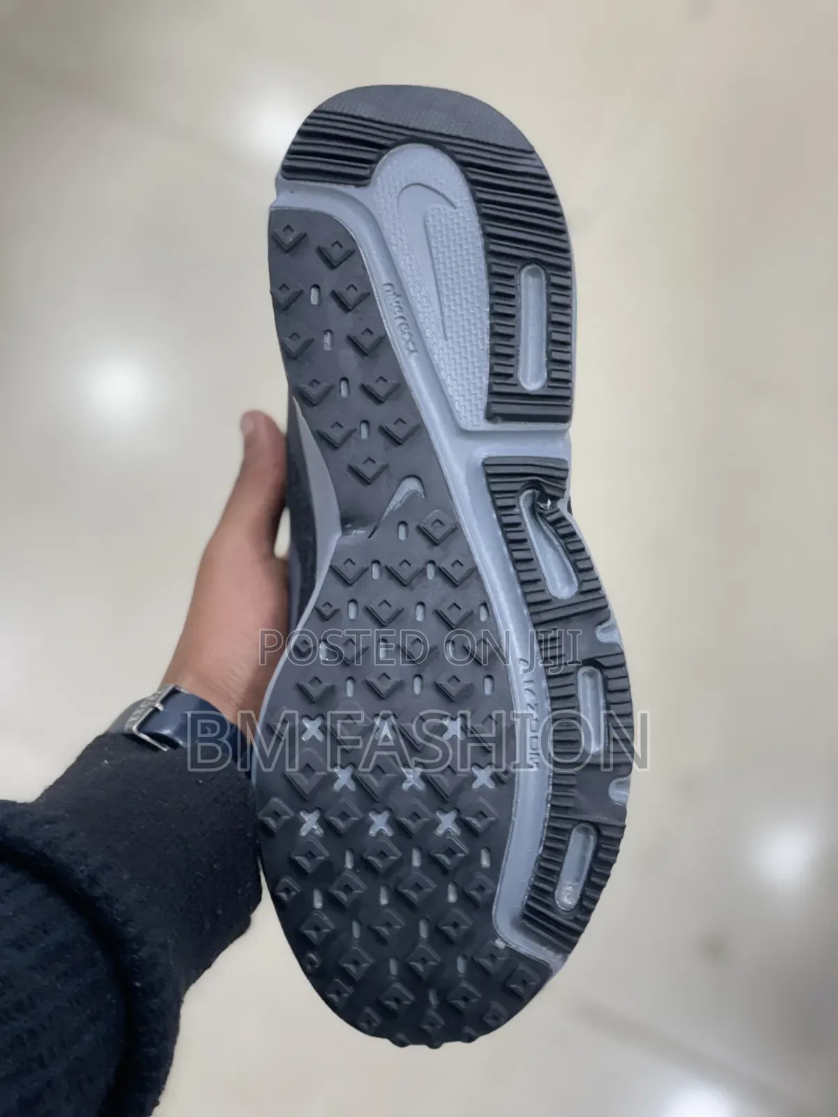 Nike Black Mesh Trainers With Gray Sole for Active Men