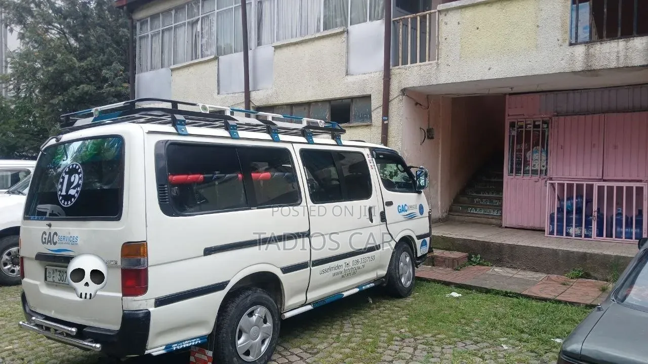 Toyota Grand HiAce 2002 White