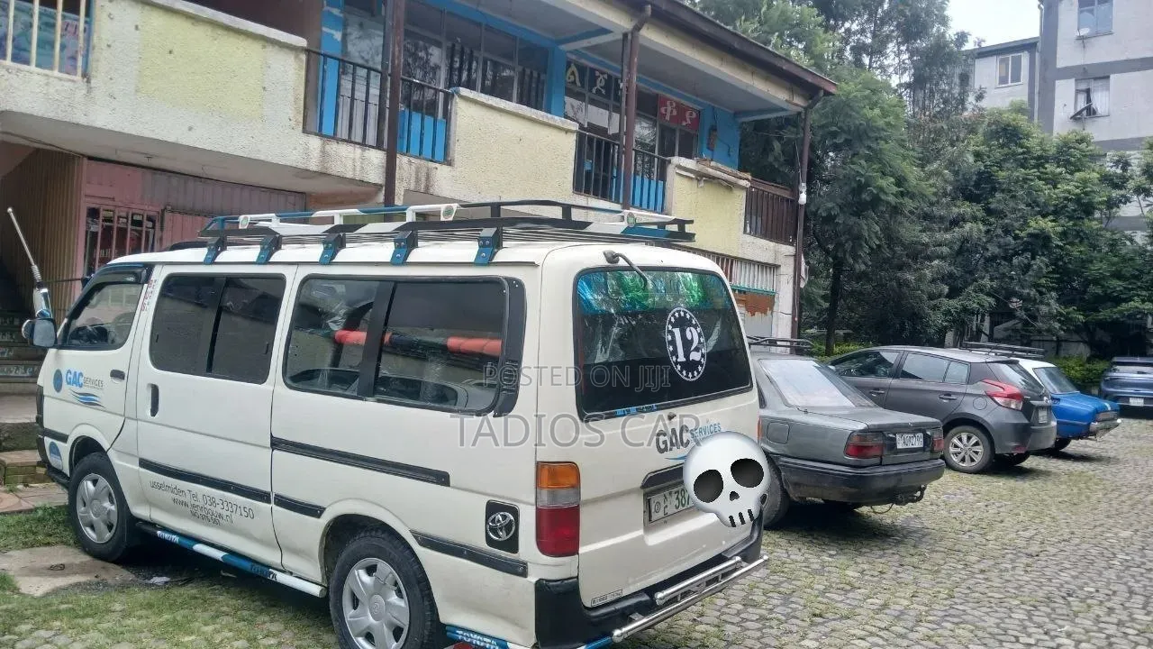 Toyota Grand HiAce 2002 White