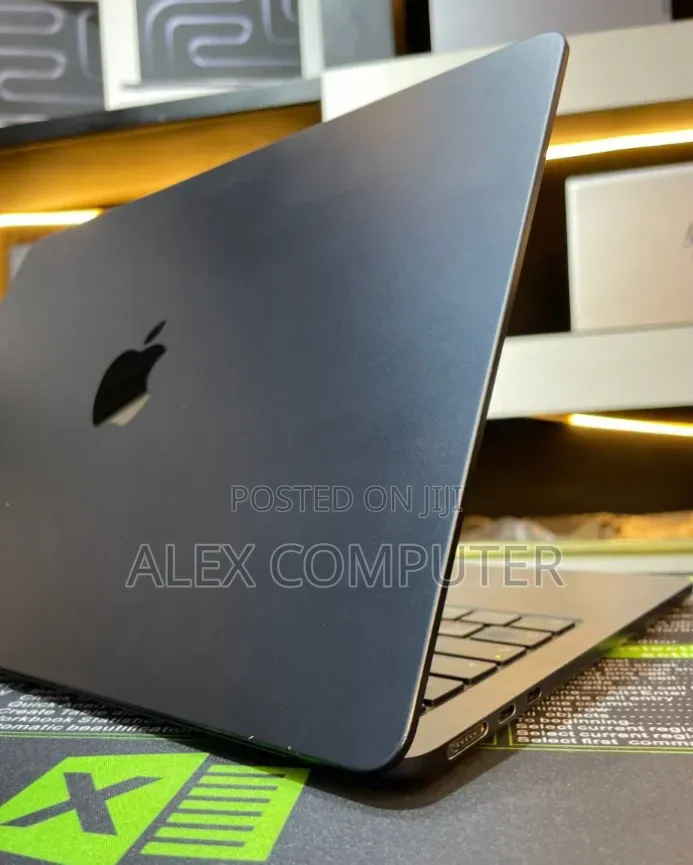 New Laptop Apple MacBook Air 2022 M2 8GB Apple M2 SSD 512GB